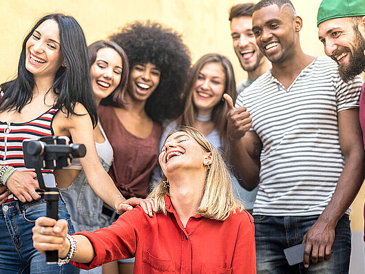 [Translate to Français:] Multiracial young friends 